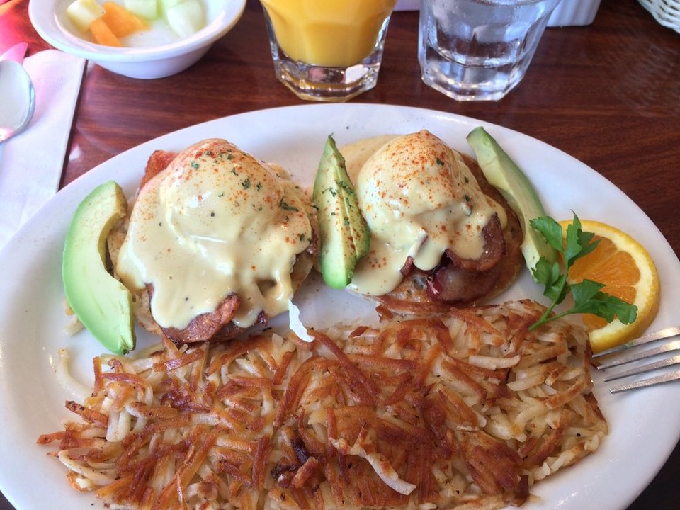 All-day breakfast and lunch dishes listed neatly.