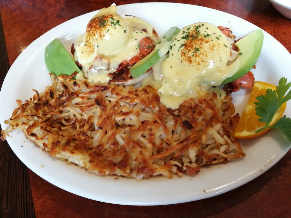 All-day breakfast and lunch dishes listed neatly.