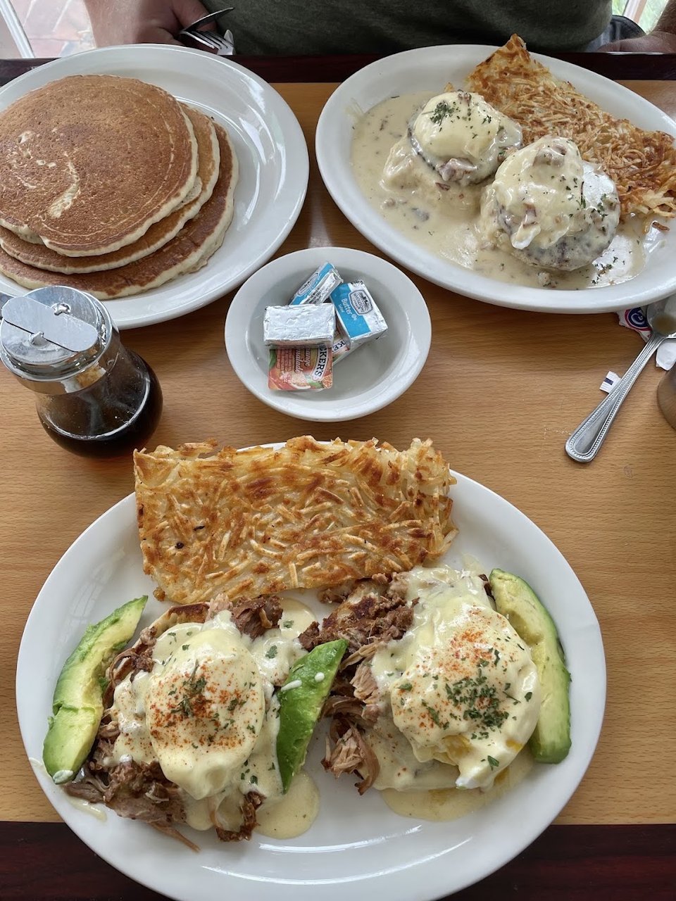 All-day breakfast and lunch dishes listed neatly.
